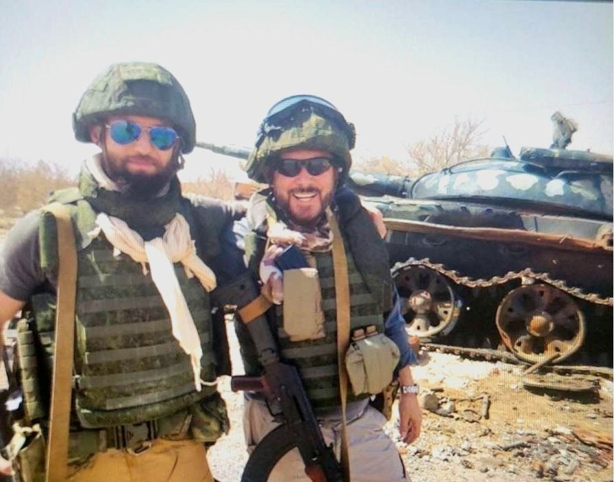 Marsalek with Petlinsky in Syria in front of a russian tank